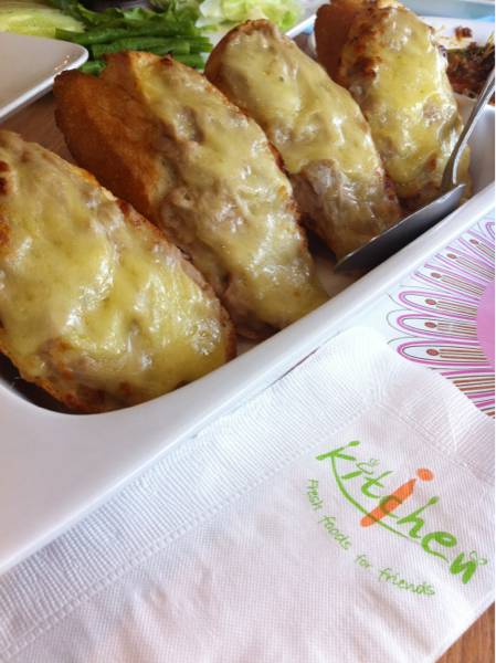 ขนมปังทูน่าอบชีส อร่อยดี ที่ ร้านอาหาร iKitchen
