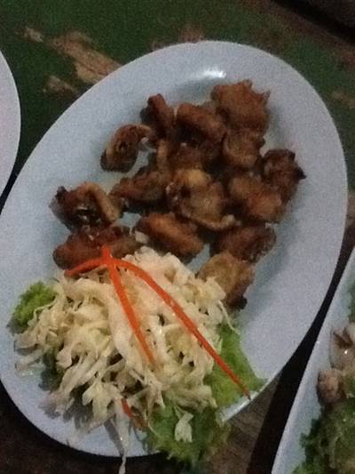 ไก่ทอดเกลือ ที่ ร้านอาหาร ครัวเตาถ่าน
