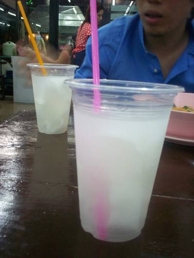 น้ำมะพร้าว ที่ ร้านอาหาร รวมเส้น