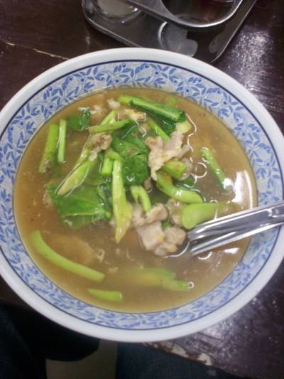 ราดหน้าหมู ที่ ร้านอาหาร รวมเส้น