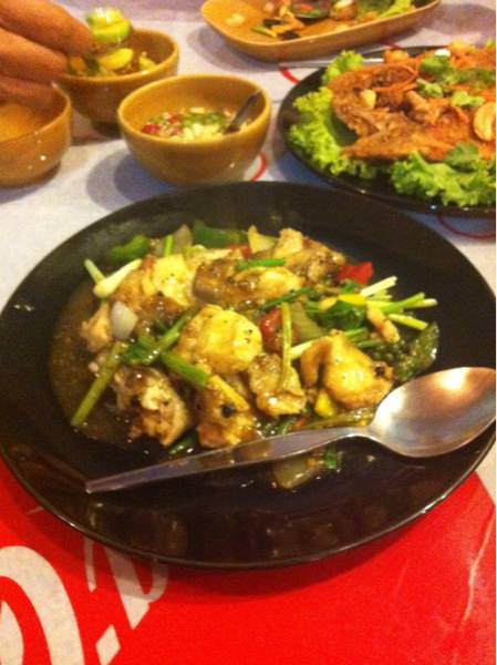 ปลาเก๋าผัดพริกไทยดำ ที่ ร้านอาหาร เพื่อคุณ