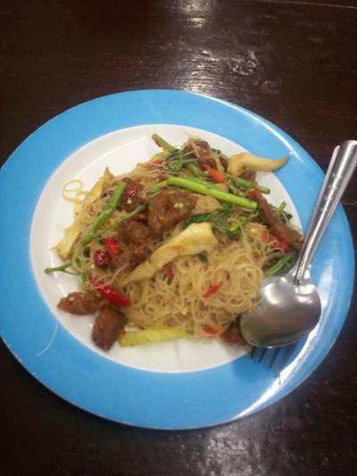 เส้นหมี่ผัดกะเฉด ที่ ร้านอาหาร รวมเส้น