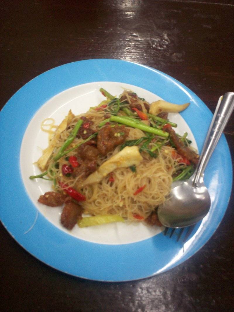 เส้นหมี่ผัดกะเฉด ที่ ร้านอาหาร รวมเส้น