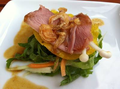 เป็ดรมควัน อร่อยดี ถ้าสั่งจานใหญ่ก็คงเยียมไปเลย  ที่ ร้านอาหาร Hua-Hin Hills Vineyard