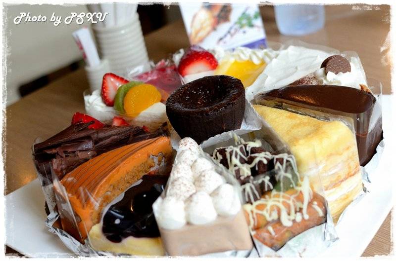 ตัวอย่างเค้กของจริง ให้ดูถึงโต๊ะ ที่ ร้านอาหาร Secret Garden สาทร