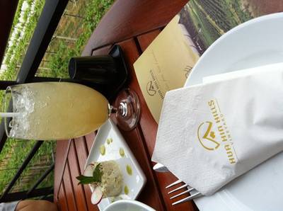 ชิมน้ำองุ่นสูตรเดอะศาลาเค้าซะหน่อย อมเปรี้ยวนิดๆ ก็โอเคร ที่ ร้านอาหาร Hua-Hin Hills Vineyard
