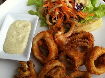 ปลาหมึกทอดกรอบ ของกินเล่นเพลินๆ ที่ ร้านอาหาร Hua-Hin Hills Vineyard