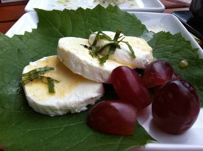 เป็นชีสอะไรซักอย่าง รสชาติไม่ค่อยถูกปากคนไทยมั้งเนี่ย ที่ ร้านอาหาร Hua-Hin Hills Vineyard