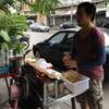 หน้าร้านมีหมูสะเต๊กไว้รอบริการ ระหว่างรอก๋วยเตี๋ยว ที่ ร้านอาหาร ก๋วยเตี๋ยวตำลึง นายเพ้ง
