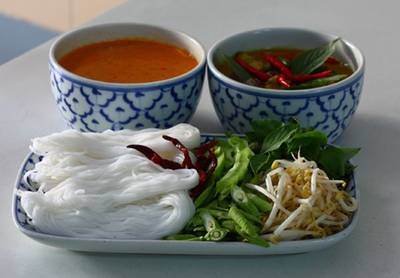 ขนมจีนน้ำยา แกงไก่ ที่ ร้านอาหาร ขนมจีนน้ำยาปู เจ๊แจ๊ด