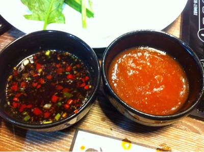 น้ำจิ้มสองแบบแต่เค็มไปหน่อย ที่ ร้านอาหาร Shabu King