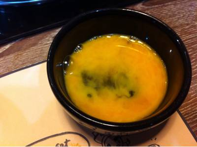 ไข่ดิบไว้จิ้มเนื้อที่ลวกจากน้ำสุกี้ ที่ ร้านอาหาร Shabu King