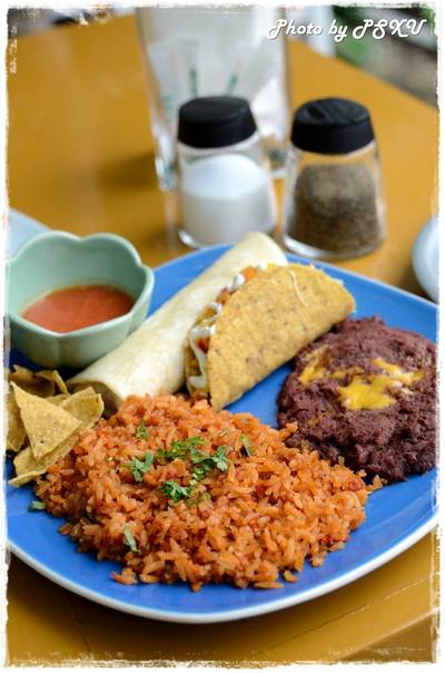 Burrito y Taco 210 บาท ที่ ร้านอาหาร Que Chido Mexican Food