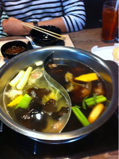 น้ำซุปเลือกได้แนะนำสุกี้ ส่วนอีกอันแล้วแต่ชอบละกันกิมจิหรือแบบใส ที่ ร้านอาหาร Shabu King