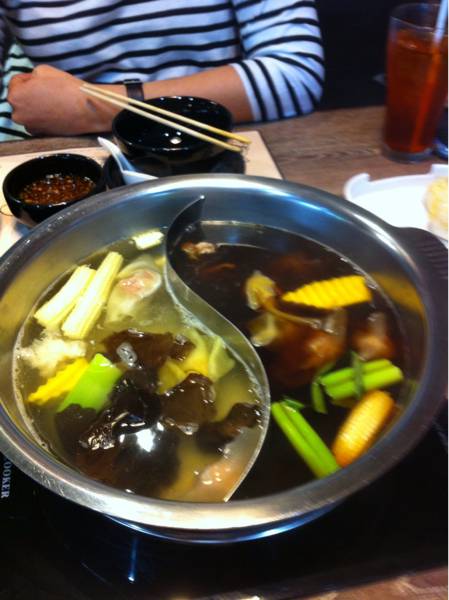 น้ำซุปเลือกได้แนะนำสุกี้ ส่วนอีกอันแล้วแต่ชอบละกันกิมจิหรือแบบใส ที่ ร้านอาหาร Shabu King