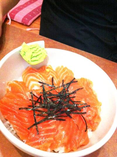 ข้าวหน้าปลาซัลมอนดิบ  ที่ ร้านอาหาร yokoso