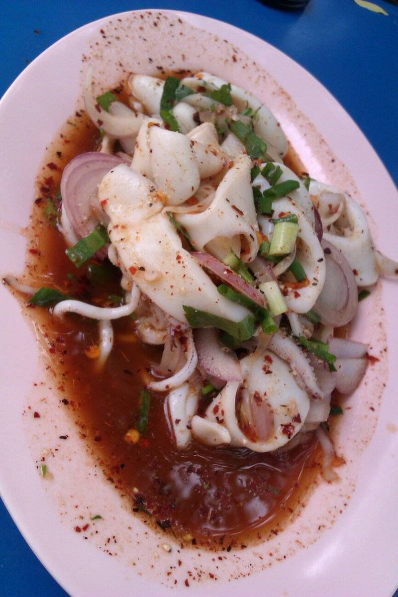 ลาบปลาหมึก ที่ ร้านอาหาร ส้มตำถนนตก