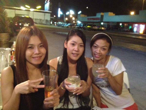 สาววๆ ที่ ร้านอาหาร Club 168