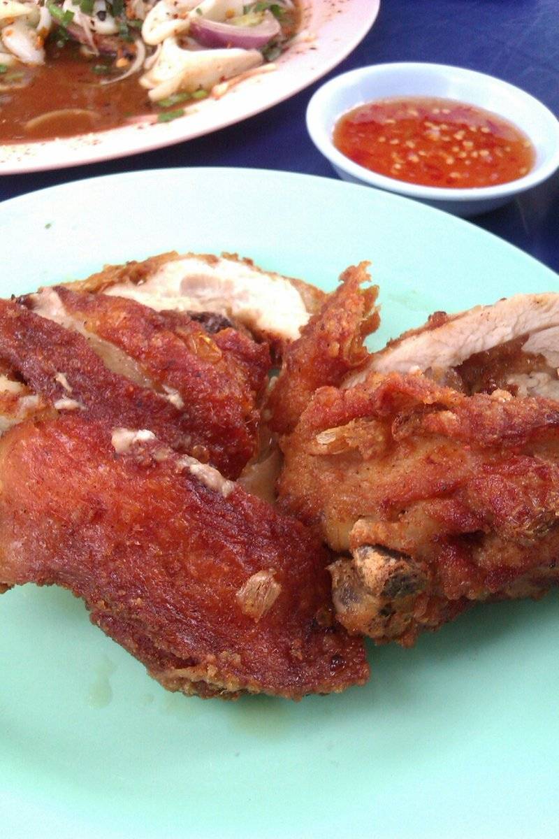 ไก่ทอด กรอบอร่อย @^^@ ที่ ร้านอาหาร ส้มตำถนนตก