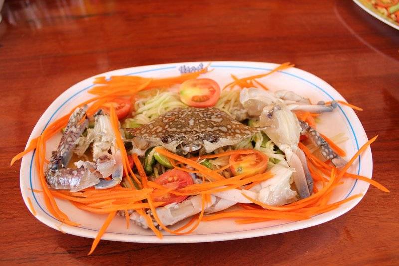 ตำปูม้าสดๆ ที่ ร้านอาหาร ก๋วยเตี๋ยวนายสม