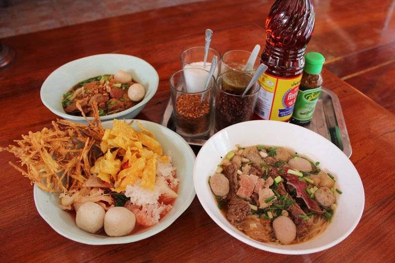 ก๋วยเตี๋ยวเย็นตาโฟ เสิรฟ์พร้อมมะละกอทอดและเกี๊ยวทอด 30 บาทจัดเต็มๆ ที่ ร้านอาหาร ก๋วยเตี๋ยวนายสม