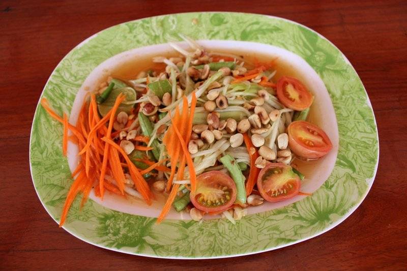 ส้มตำไทย สั่งเผ็ด น้อยมาก ตามปากคนสั่งได้เลย ที่ ร้านอาหาร ก๋วยเตี๋ยวนายสม