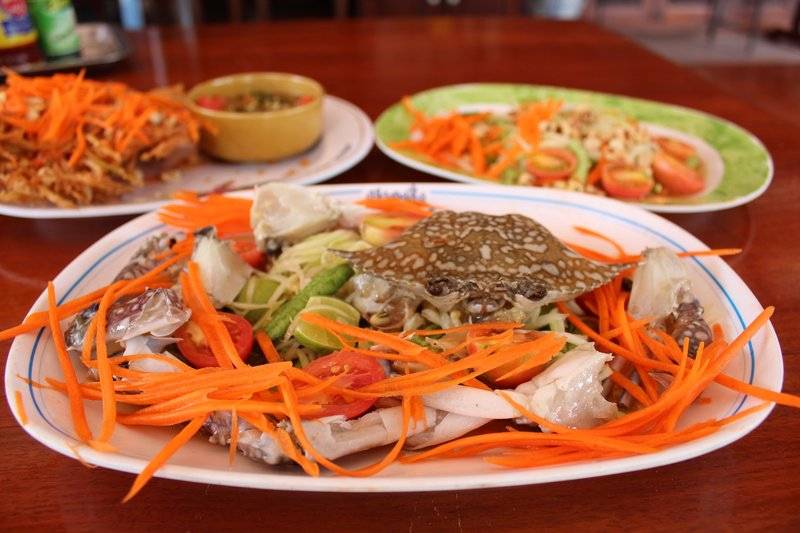 ส้มตำปูม้า สดๆ มะนาวเป็นลูกๆ บีบใส่เข้าไป ใช้มะนาวน้อยมันจะคาว แซ่บซี๊ด ที่ ร้านอาหาร ก๋วยเตี๋ยวนายสม