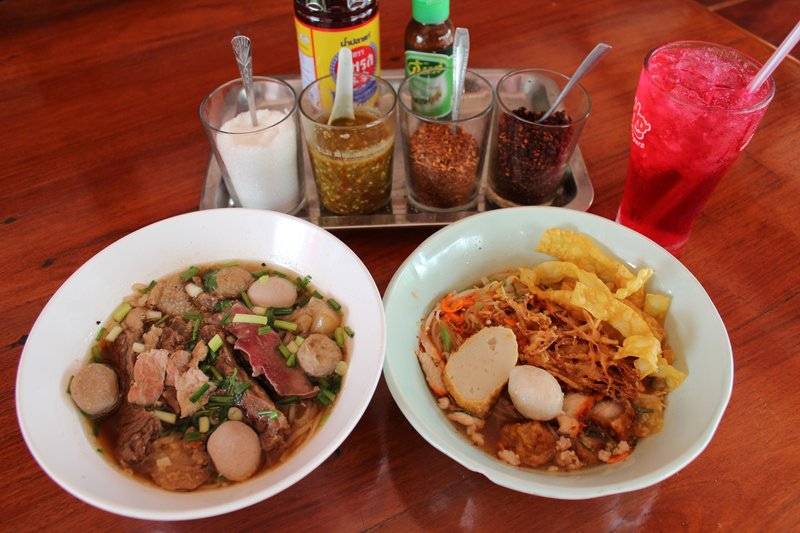 มีทั้งก๋วยเตี๋ยวเนื้อ และ ก๋วยเตี๋ยวหมู (หมูสุโขทัย หมูตุ๋น และ เย็นตาโฟ) ที่ ร้านอาหาร ก๋วยเตี๋ยวนายสม
