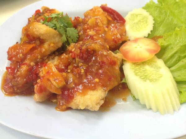 ปลาเก๋าทอดสามรส อาหร่อย ที่ ร้านอาหาร ทะเลเผาบางอ้อ