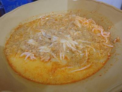 ขนมจีนน้ำยาปลาช่อน อร่อยเหลือเกิน ที่ ร้านอาหาร น้ำเงี้ยวป้าสุข ร้านก๋วยเตี๋ยวสิบสองปันนา