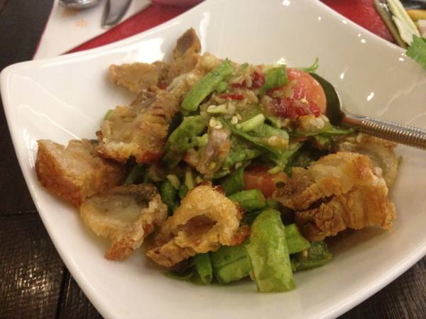 ตำถั่วหมูกรอบ อร่อยดี สารพิษท่าจะเยอะเพราะว่าถั่วฝักยาวเขียวมาก ที่ ร้านอาหาร Cafe Chilli Siam Paragon
