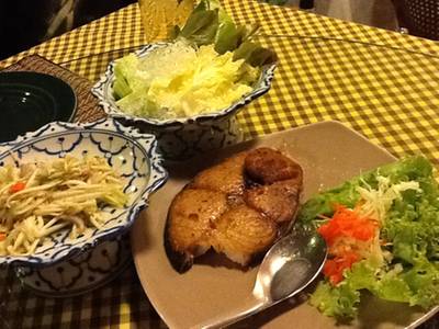 ปลาอินทรีย์ทอดน้าปลา กับมะม่วงยำอาหารรสชาดดี ที่ ร้านอาหาร สบันงา