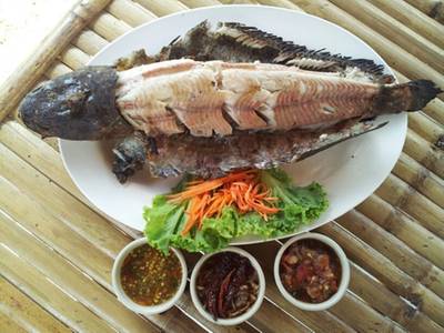 ร้านอาหาร เรือนอีสาน ปลาเผาแม่ลา