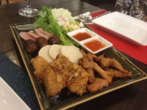 ออเดิร์ฟรวม ที่อร่อยสุดในจานเห็นจะเป็นปีกไก่ทอด ที่ ร้านอาหาร Cafe Chilli Siam Paragon