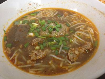 ขนมจีนน้ำเงี้ยว ที่ ร้านอาหาร น้ำเงี้ยวป้าสุข ร้านก๋วยเตี๋ยวสิบสองปันนา