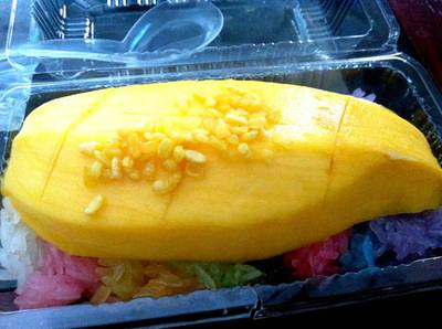 ข้าวเหนียวมูน 9 สี กับมะม่วงที่เจ้าของร้านไปเลือกเองกับมือที่สวนมะม่วง ที่ ร้านอาหาร ร้านข้าวเหนียวมูน ช.ศรแก้ว