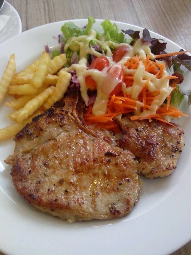 ร้านอาหาร บ้านสวนสลัด Home Steak & Salad