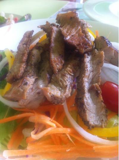 สลัดเนื้อ ที่ ร้านอาหาร Green S Cafe
