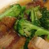 หมูกรอบผัดบร็อคเคอร่ี ที่ ร้านอาหาร ข้าวต้มประจันบาน