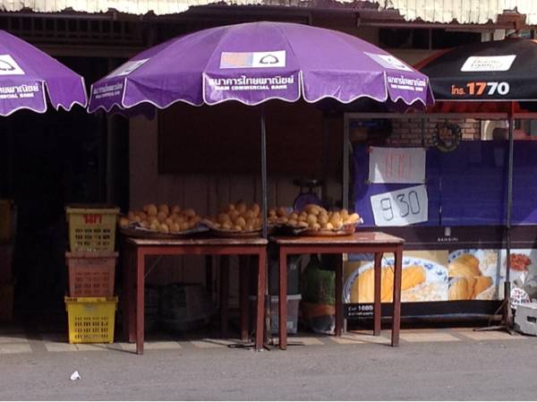 ตอนนี้เวลา9:15 ป้าเค้าก็ขายแล้วจ้า ที่ ร้านอาหาร ข้าวเหนียวมะม่วงป้าเจือ