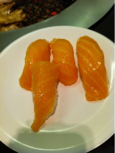 ซูชิหน้่าแซลมอน ที่ ร้านอาหาร KOUN Yakiniku Supreme Samsen Supreme Samsen
