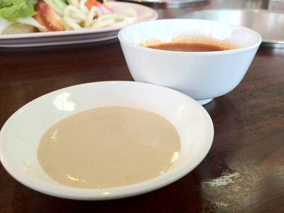 น้ำจิ้มงา ไว้ผสมกับน้ำจิ้มพริกเพิ่มความอร่อย ที่ ร้านอาหาร Machi Shabu Shabu