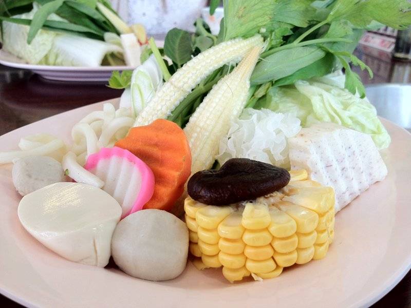 ผักที่ให้มาพร้อมกับอาหารชุด ที่ ร้านอาหาร Machi Shabu Shabu