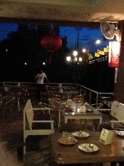บรรยากาศร้านชิวๆช่วงหัวค่ำคะ ที่ ร้านอาหาร เดอะรีเวอร์ บาย มาดามอ้วน ชุมพร