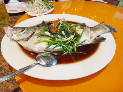 ปลากระพงนึ่งซีอิ๊ว ที่ ร้านอาหาร ฮั่วเซ่งฮง หูฉลาม ศาลายา