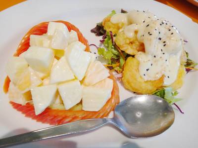 สลัดกุ้งกรอบ ที่ ร้านอาหาร ฮั่วเซ่งฮง หูฉลาม ศาลายา