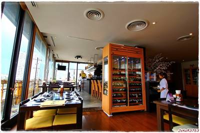 บรรยากาศร้านเมื่อมองจากโต๊ะที่ผมนั่งครับ ที่ ร้านอาหาร Mugendai Sushi & Tempura Bar