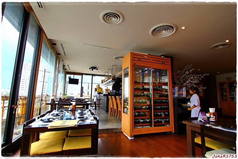 บรรยากาศร้านเมื่อมองจากโต๊ะที่ผมนั่งครับ ที่ ร้านอาหาร Mugendai Sushi & Tempura Bar