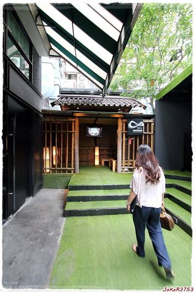 ทางเข้าร้านปูหญ้าเทียมตลอดทางครับ  ที่ ร้านอาหาร Mugendai Sushi & Tempura Bar