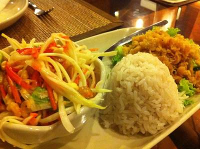 ข้าวมันส้มตำหมูฝอย ที่ ร้านอาหาร Terra Cotta
